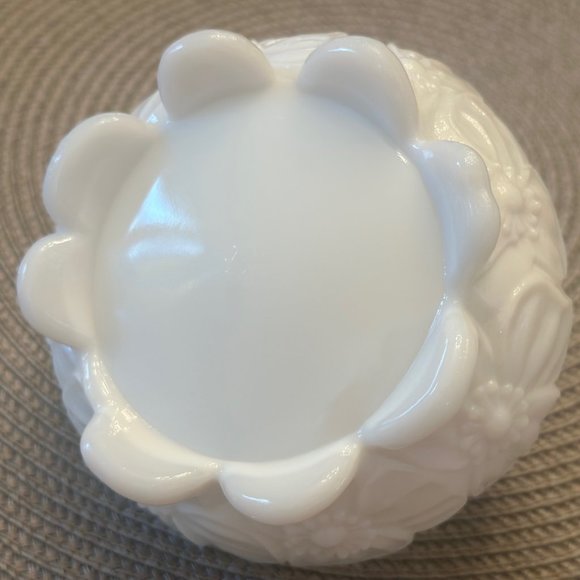 Vintage Milk Glass Westmoreland Split Handle Dogwood Basket/Candy Dish - Picture 4 of 5